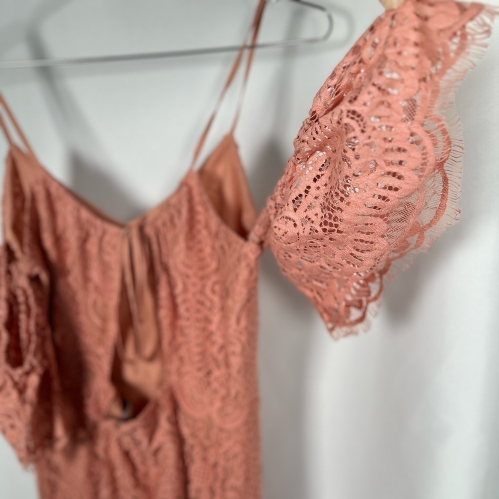 π
½π
΄π BB Dakota Lace Cold Shoulder Dress in Misty Rose, Size 4 - Picture 14 of 17